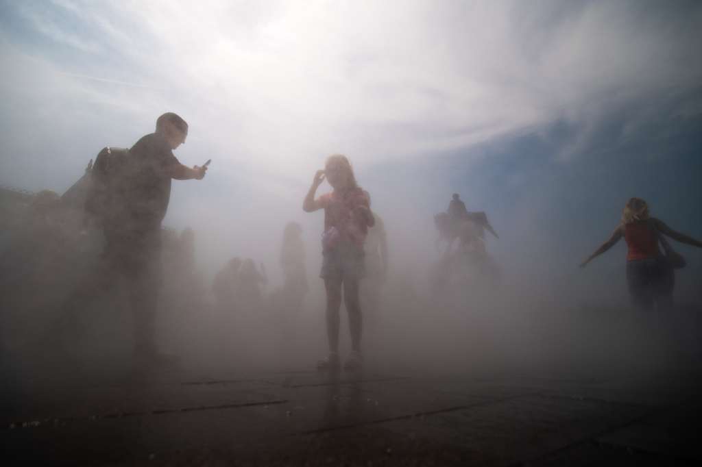 Budapest (Hungary), 20/06/2023.- People cool off in a public fountain to beat the heat in downtown Budapest, Hungary, 20 June 2023. A second degree heat wave warning was issued in Hungary by the Chief Medical Officer. (Hungría) EFE/EPA/Zoltan Balogh HUNGARY OUT