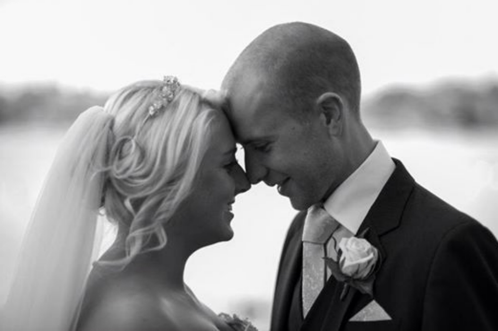 Ashleigh Topley y su esposo.  / Tomada del Facebook de Ashleigh Topley