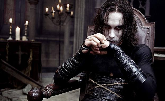 El actor Brandon Lee en el protagónico de la película 'El cuervo' de 1994.