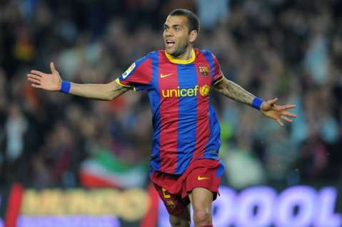 Dani Alves amenaza con irse del Barcelona