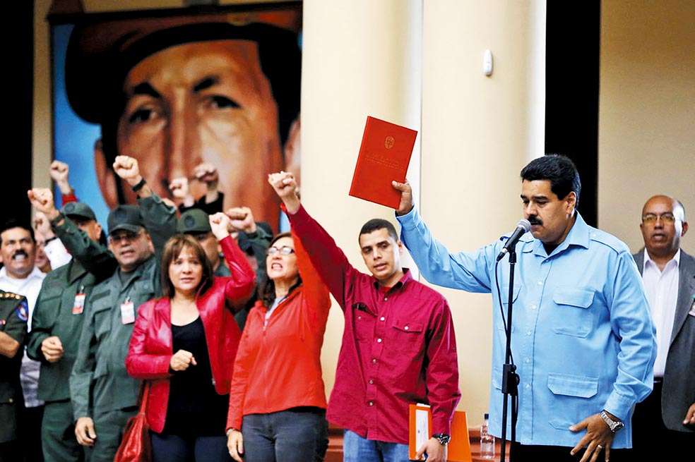 El presidente de  Venezuela Nicolás Maduro (d) y su equipo de gobierno en un acto frente a la tumba de Hugo Chávez.  / EFE