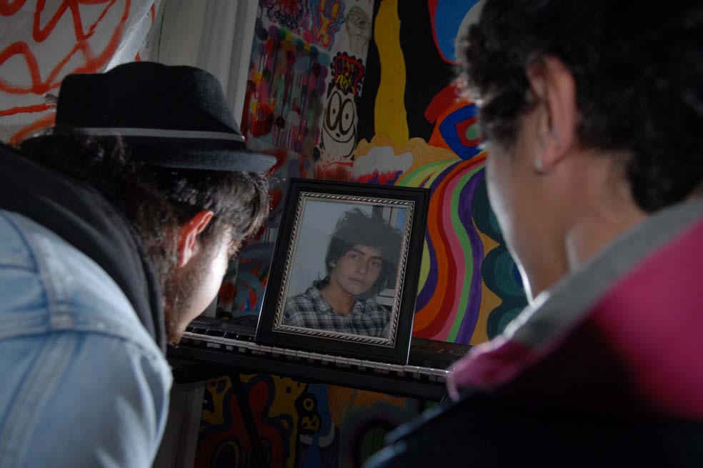 Amigos de Diego Felipe Becerra rinden tributo a su memoria. / Luis Ángel - El Espectador