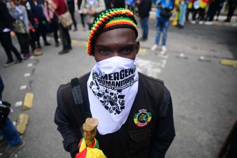 En el plantón frente a la Defensoría del Pueblo participaron comunidades indígenas, afros y campesinas.