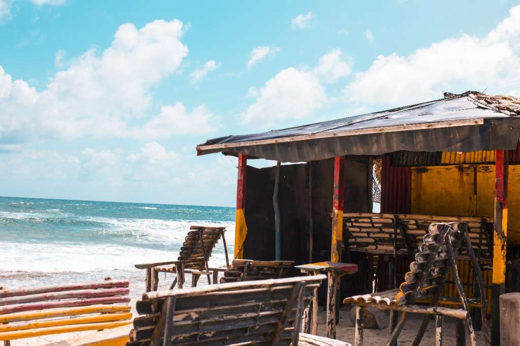 La textura que encarna el espíritu de Rock House es precisamente la del coral fosilizado sobre el cual se construyó. Esta formación natural posee características táctiles únicas que no pueden compararse con una roca convencional, similar a la corteza de un árbol pero con la solidez incrementada por millones de años de procesos geológicos