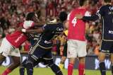 Santa Fe aclaró polémica por las camisetas de Millonarios que tenían los árbitros