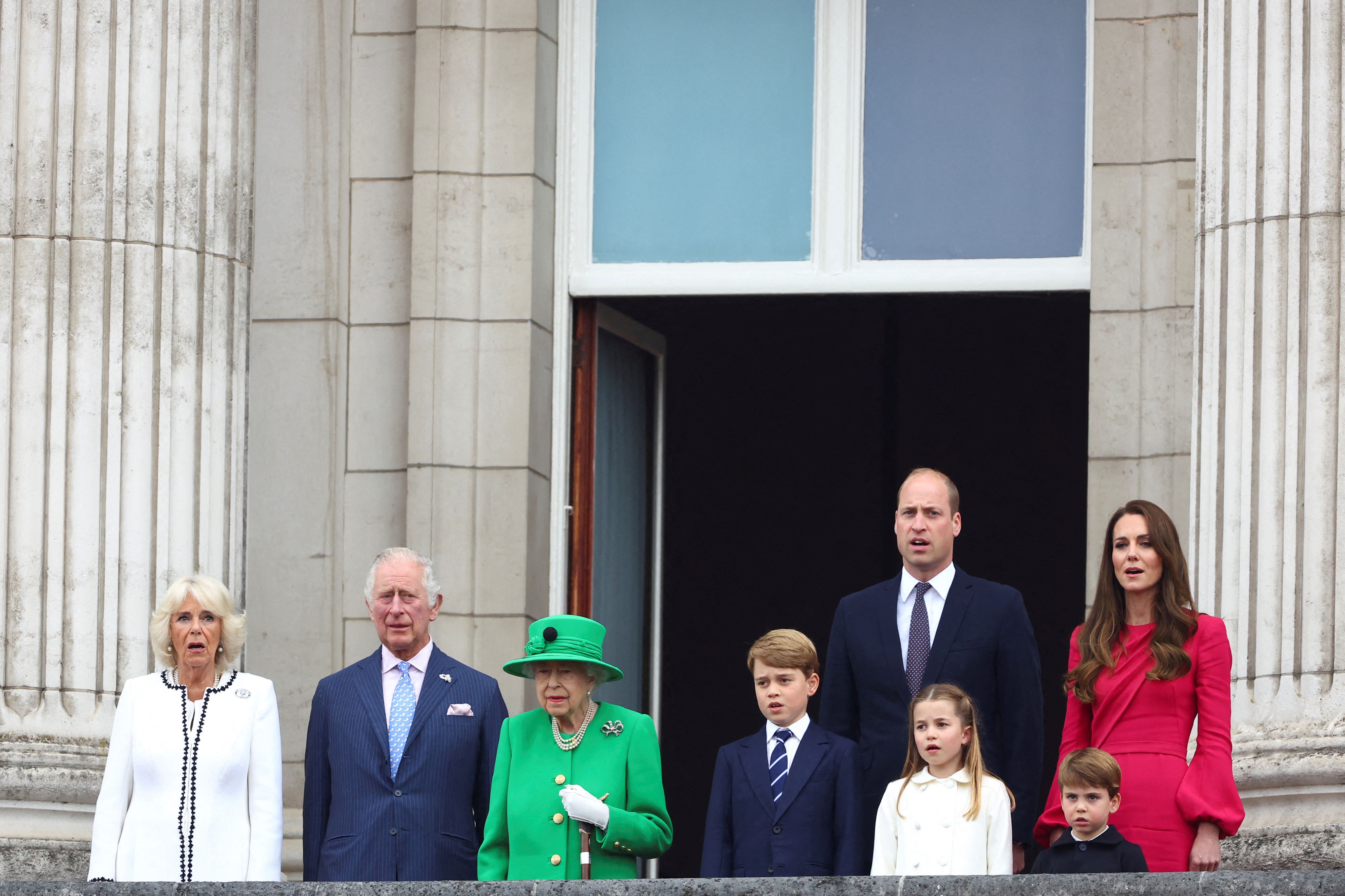 La reina Isabel II sorprendió este domingo con una aparición en el balcón del palacio de Buckingham acompañada de miembros de su familia.