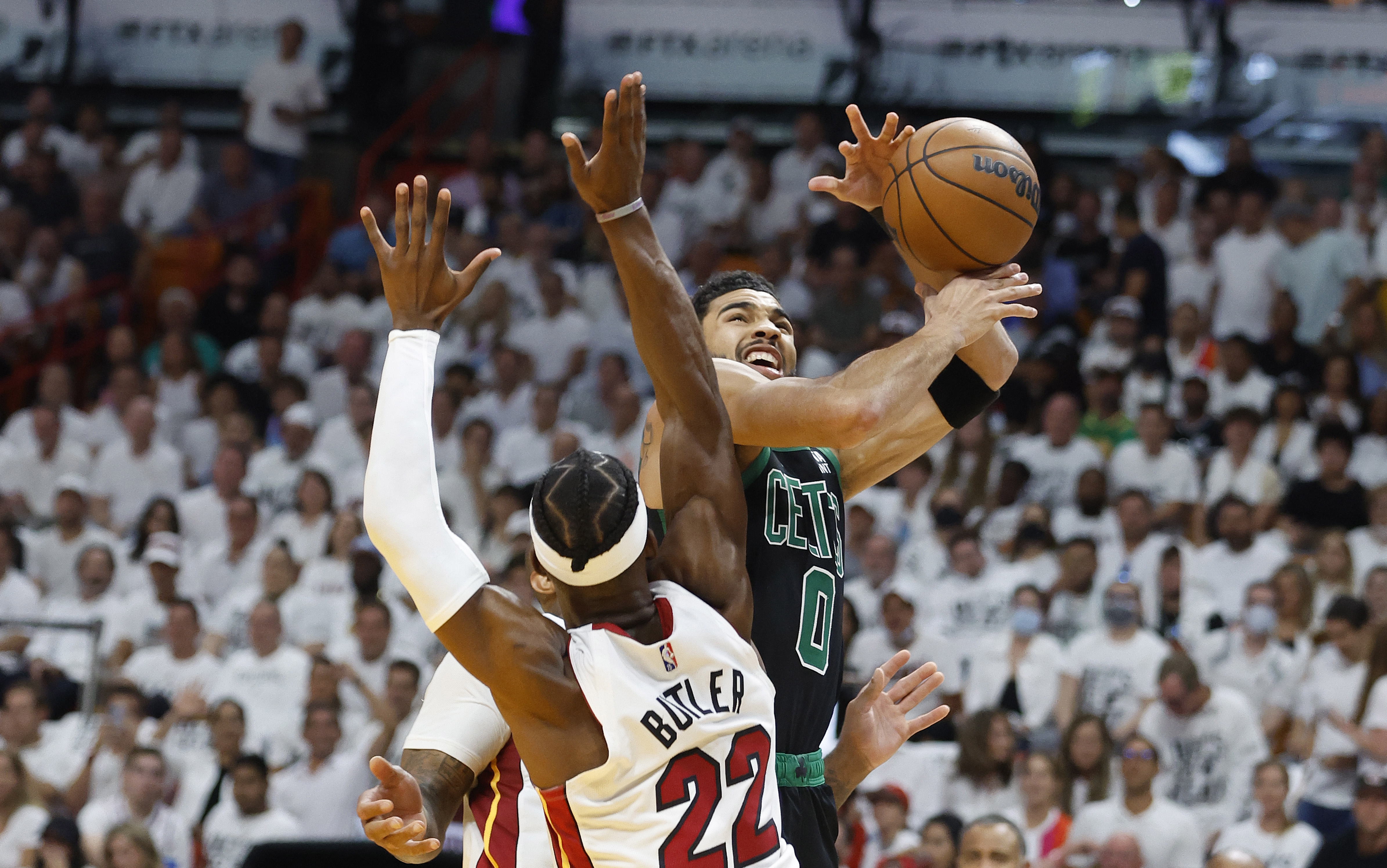 Miami (United States), 26/05/2022.- Miami Heat forward Jimmy Butler (L), defends Boston Celtics forward Jayson Tatum (R), during the first half of Game 5 of the NBA Eastern Conference Finals series between the Miami Heat and the Boston Celtics at FTX Arena, in Miami, Florida USA, 25 May 2022. (Baloncesto, Estados Unidos) EFE/EPA/RHONA WISE SHUTTERSTOCK OUT