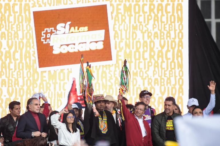 El presidente habló pasada la 1:00 p.m. "Cuando las instituciones no pueden comprender las necesidades del pueblo, su dignidad, entonces están en contra de Colombia y viven una fantasía. Hay que sacarlos de ahí, no nos sirven", señaló.