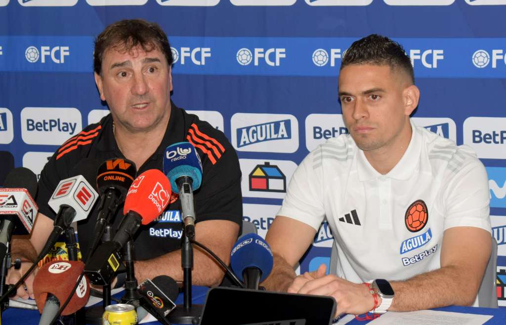 AME1568. BARRANQUILLA (COLOMBIA), 03/06/2024.- El entrenador de la Selección Colombia de fútbol, Néstor Lorenzo (i), habla junto al jugador Rafael Santos Borré durante una rueda de prensa este lunes en la sede deportiva de la Federación Colombiana de Fútbol, en Barranquilla (Colombia). El entrenador de la Selección Colombia, el argentino Néstor Lorenzo, afirmó que esperará hasta el último momento para dar la lista definitiva de los jugadores que participarán en la Copa América de los Estados Unidos que se jugará del 20 de junio al 14 de julio. EFE/ Hugo Penso