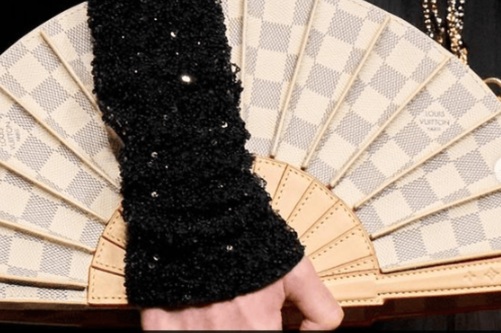 Este es uno de los bolsos que fueron tendencia en La Semana de la Moda París
