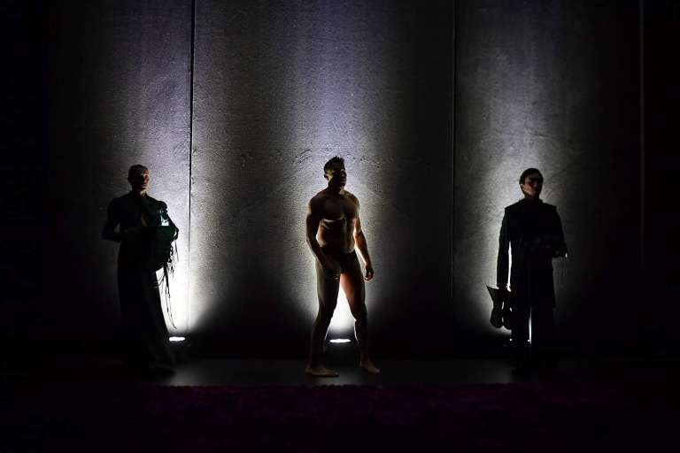 Escena inicial de “Yo Salvaje”. De izquierda a derecha:  Virley Mendoza, Ferney Niño y William Guevara, actores de la obra.