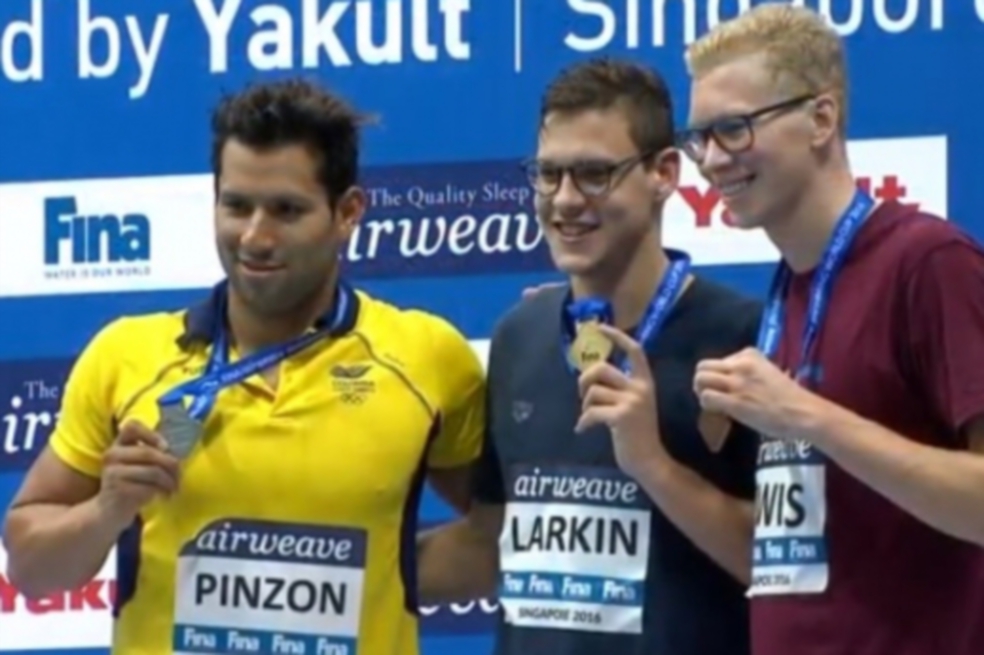 Ómar Pinzón (izq.), conquistó la medalla de plata en los 200 metros espalda de la Copa Mundo de Natación, en Singapur.