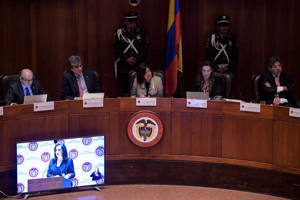 La Sala Plena de la Corte Constitucional durante la audiencia pública sobre la demanda que busca tumbar la ley paz total del gobierno de Gustavo Petro.
