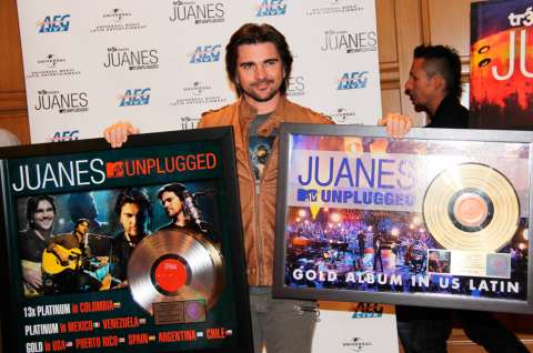 Juanes recibió disco de oro por su "MTV Unplugged"