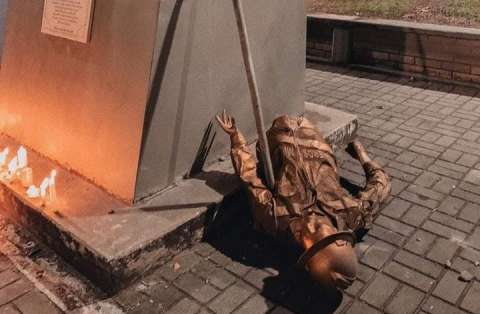 En Palmira, se cae monumento al Soldado en medio de manifestaciones por la muerte de Juliana Giraldo