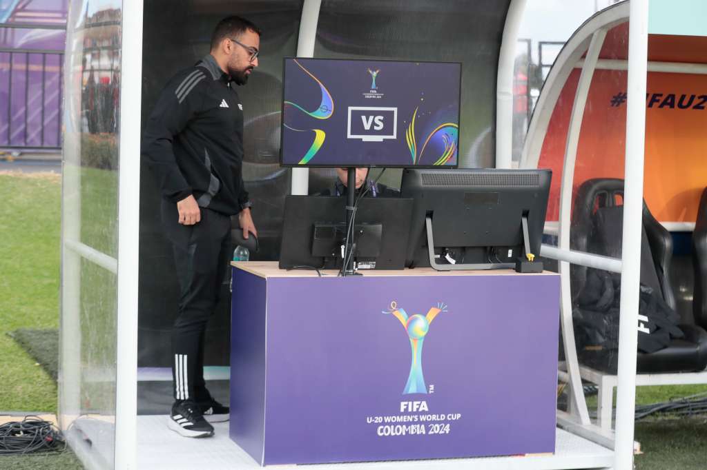 AMDEP5716. BOGOTÁ (COLOMBIA), 02/09/2024.- Fotografía del sistema de revisión de video (FSV) este domingo, en un partido del grupo D de la Copa Mundial Femenina sub-20 entre las selecciones de Nigeria y República de Corea en el estadio de Techo en Bogotá (Colombia). Varios seleccionadores han utilizado la tarjeta verde en el Mundial Femenino Sub-20 de Colombia, una novedosa decisión de la FIFA con la que pueden llamar, dos veces por partido, a las árbitras para que revisen jugadas que consideran perjudiciales o polémicas. EFE/ Carlos Ortega