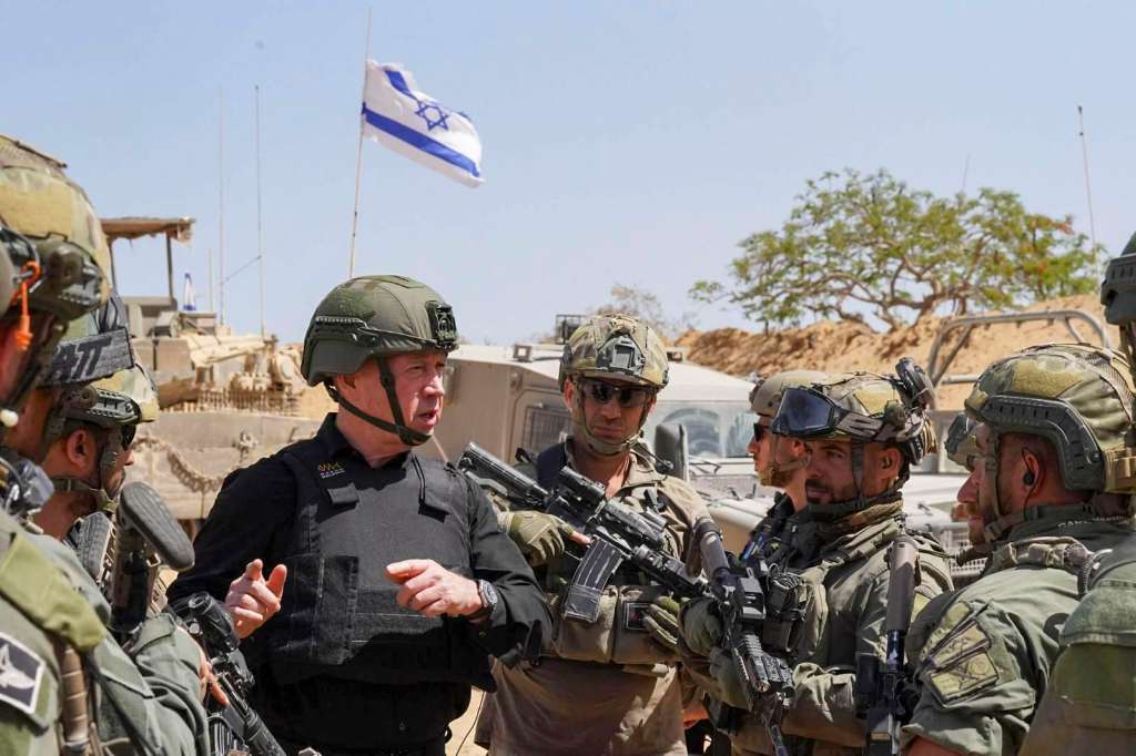 RAFAH (GAZA), 26/05/2024.-El ministro de Defensa de Israel, Yoav Gallant, destacó la importancia de la operación sobre Rafah, en el extremo meridional de Gaza, para lograr sus objetivos de recuperar a los rehenes y "desmantelar Hamás", destacó ante los militares en la visita al devastado enclave del sur de la Franja. Gallant viajó a Rafah junto al Jefe Adjunto del Estado Mayor, el general Amir Baram, y durante la visita recalcó la importancia de operar allí, a pesar de que el viernes la Corte Internacional de Justicia ordenó la detención "inmediata" de la ofensiva israelí en este territorio palestino.EFE/ Fuerzas de Defensa de Israel***SOLO USO EDITORIAL/SOLO DISPONIBLE PARA ILUSTRAR LA NOTICIA QUE ACOMPAÑA (CRÉDITO OBLIGATORIO)***