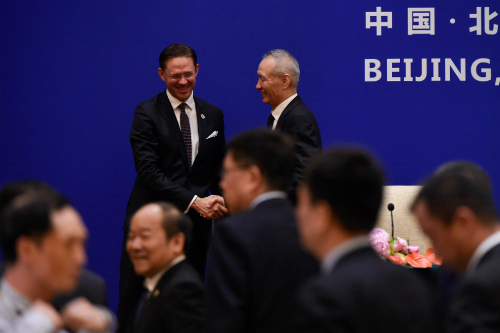 Jyrki Katainen, comisario europeo de Crecimiento, Inversión y Competitividad y Liu He, máximo funcionario de la economía china. / AFP