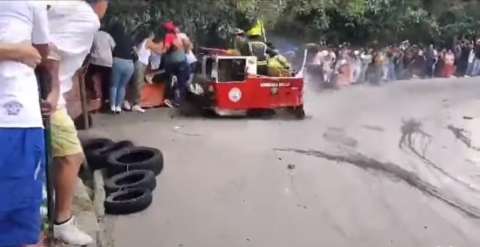 Carro de los bomberos se accidentó en una carrera de balineras en Bello, Antioquia