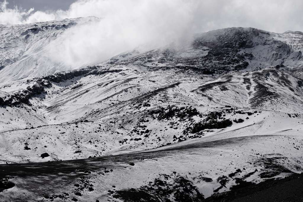 El Nevado del Ruiz, visto desde sus laderas cubiertas de ceniza y nieve. La erupción del 13 de noviembre de 1985 fue la segunda más mortal del siglo XX, superada solo por la del Monte Pelée (Martinica, 1902). /Santiago Ramírez.
