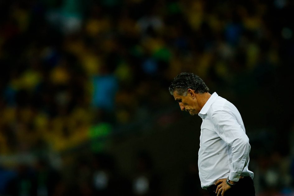 La preocupación del técnico argentino Edgardo “El Patón”Bauza, tras la goleada que le propinó Brasil a su selección. / EFE