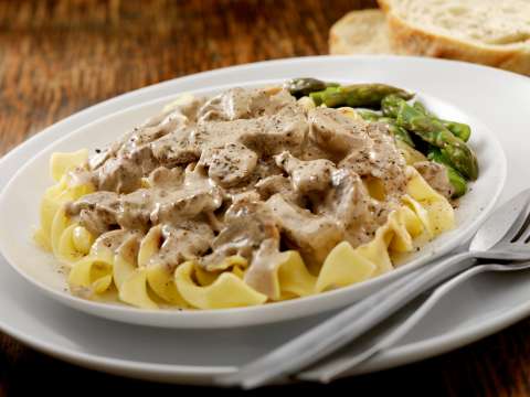 Pasta con pollo en salsa stroganoff, una receta para preparar en casa