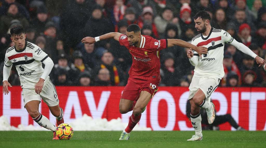 Liverpool (United Kingdom), 05/01/2025.- Liverpool's Cody Gakpo (C) in action with Manchester United's Lisandro Martinez (L) and Bruno Fernandes (R) during the English Premier League match between Liverpool FC and Manchester United, in Liverpool, Britain, 05 January 2025. (Reino Unido) EFE/EPA/ADAM VAUGHAN EDITORIAL USE ONLY. No use with unauthorized audio, video, data, fixture lists, club/league logos, 'live' services or NFTs. Online in-match use limited to 120 images, no video emulation. No use in betting, games or single club/league/player publications.