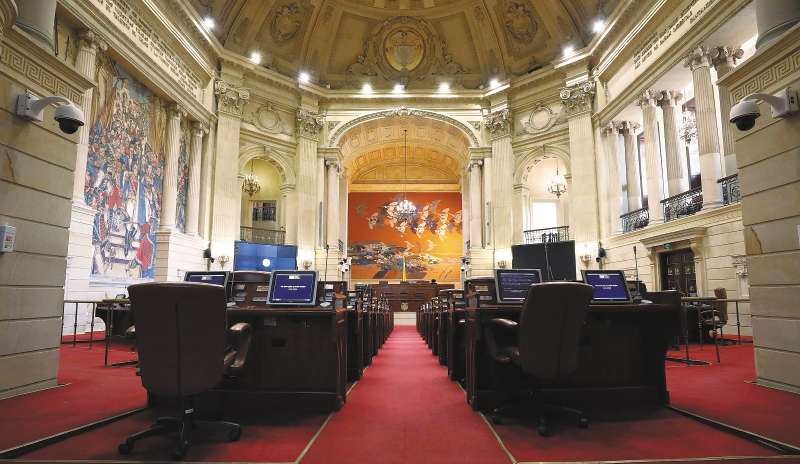 AME7864. BOGOTÁ (COLOMBIA), 12/08/2020.- Vista general del Salón Elíptico del Capitolio Nacional, sede del Congreso colombiano hoy, en Bogotá (Colombia). Los muros del Capitolio son ahora el hogar de pasillos desolados y salones vacíos, el lugar de trabajo de algunos pocos y el reflejo de una cuarentena alargada que obedece a una pandemia en ascenso y que mantiene al Congreso del país sesionando de forma virtual. EFE/ Mauricio Dueñas Castañeda