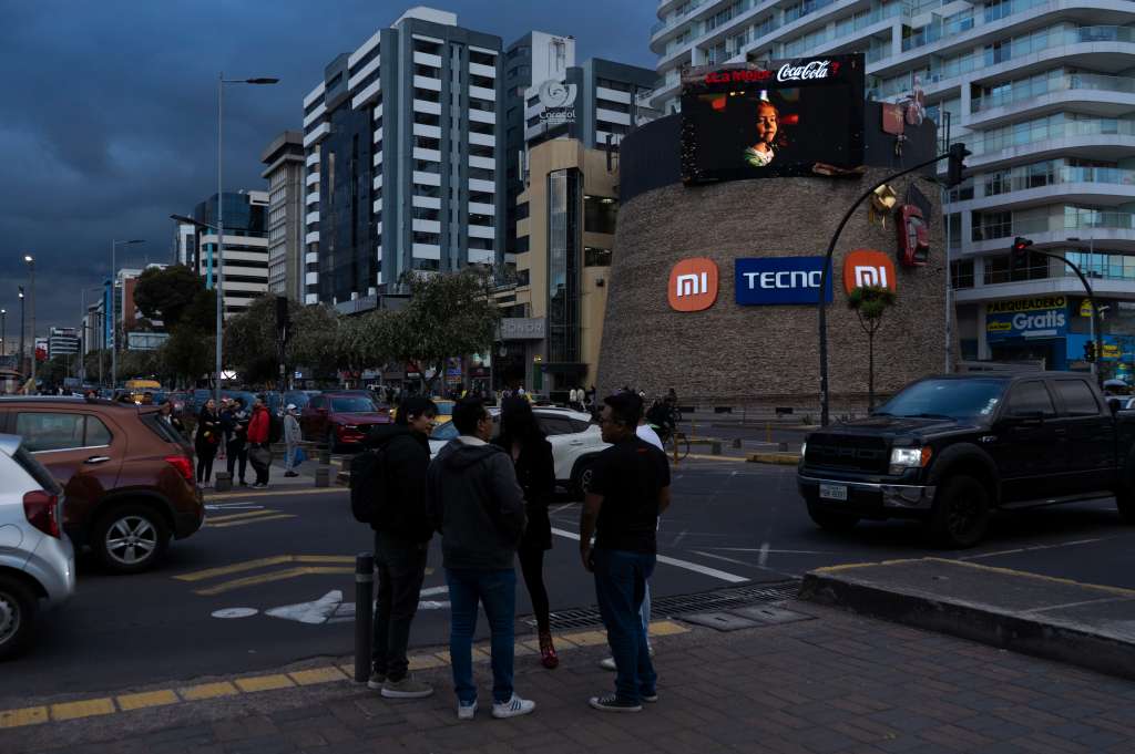 AME6707. QUITO (ECUADOR), 20/12/2024.- Personas caminan en una calle este viernes, en Quito (Ecuador). Los cortes de electricidad terminaron en Ecuador gracias a la recuperación de la capacidad instalada, incorporación de nueva generación eléctrica, compra de energía a Colombia y la mejora de las condiciones meteorológicas, según la Presidencia. EFE/Gianna Benalcázar