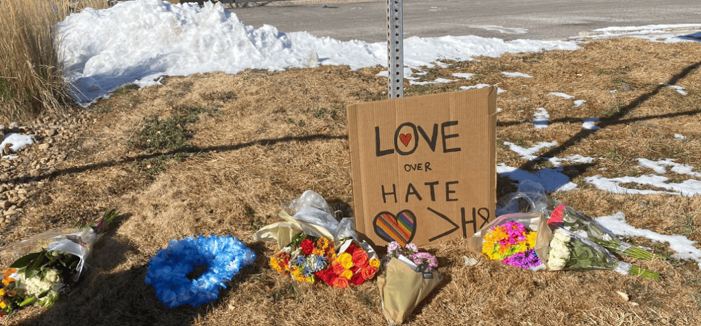 Carteles y flores LGBT están alrededor, en memoria de las personas asesinadas por el tiroteo.