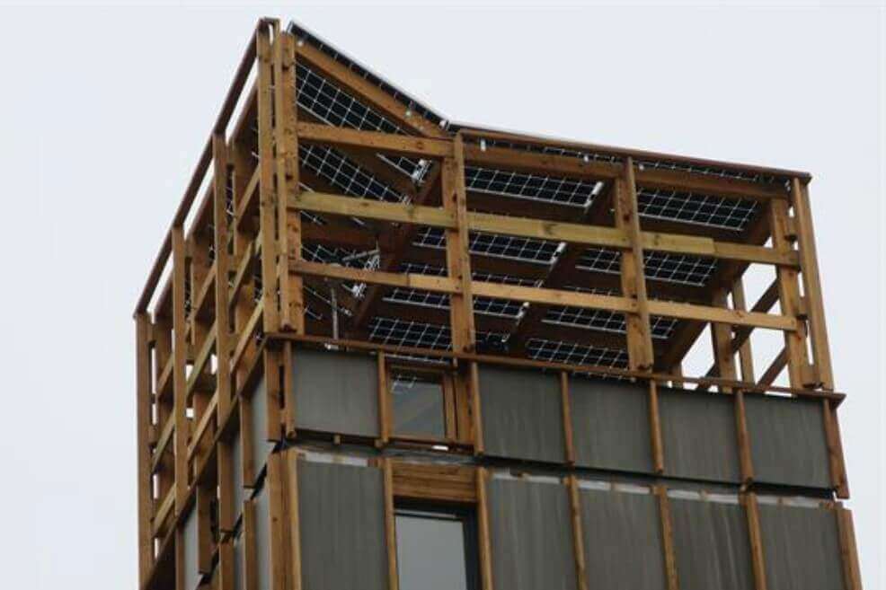 La torre de madera de 20 metros fue construida en Chile.  / EFE