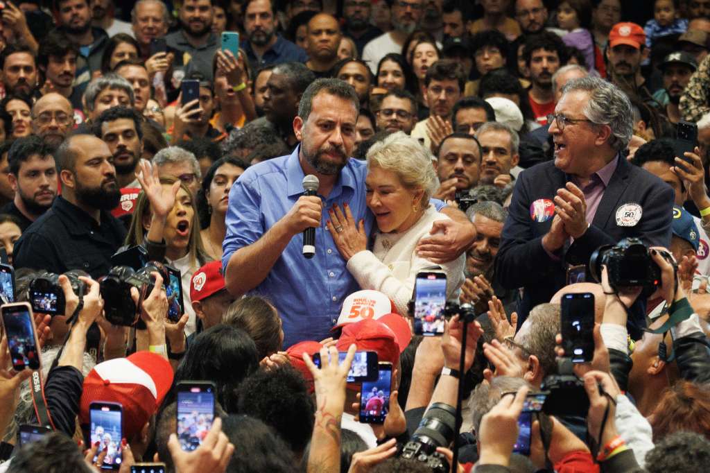 AME2088. SAO PAULO (BRASIL), 27/10/2024.- El candidato a la alcaldía de São Paulo, Guilherme Boulos, saluda a sus simpatizantes tras conocerse los resultados de la segunda vuelta de las elecciones municipales, este domingo en Casa Portugal, en Sao Paulo (Brasil). Nunes, un candidato de perfil moderado respaldado por el expresidente Jair Bolsonaro, líder de la extrema derecha, ganó la reelección con un 59,35 % de los votos, frente al 40,65 % que recibió el socialista Guilherme Boulos. EFE/ Isaac Fontana