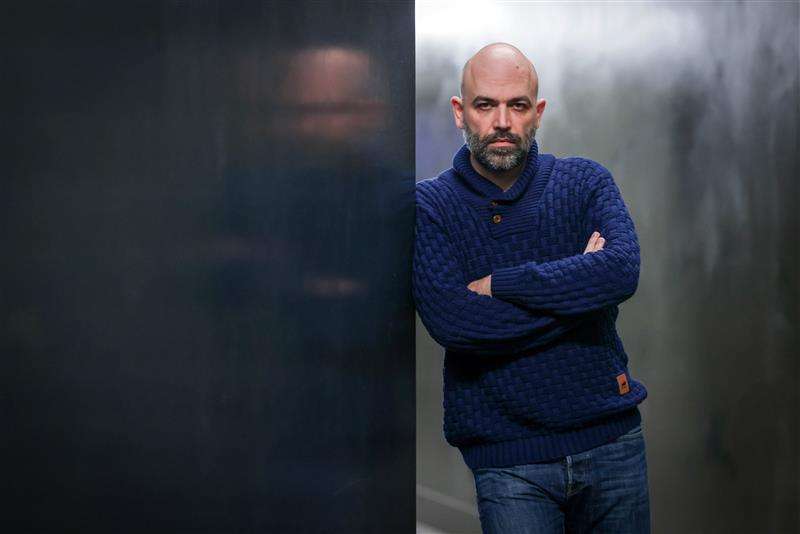 El escritor y periodista Roberto Saviano abandonó Italia en octubre de 2014, tras conocer que la mafia planeaba asesinarlo.