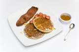 Pancakes de avena con tocineta de pavo y miel de naranja