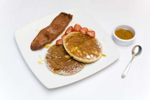 Pancakes de avena con tocineta de pavo y miel de naranja
