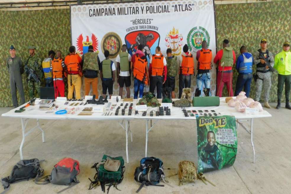 Tras la operación del del cuerpo Élite de la Policía fueron capturados 13 hombres, presuntos integrantes del grupo delincuencial. / Cortesía Policía