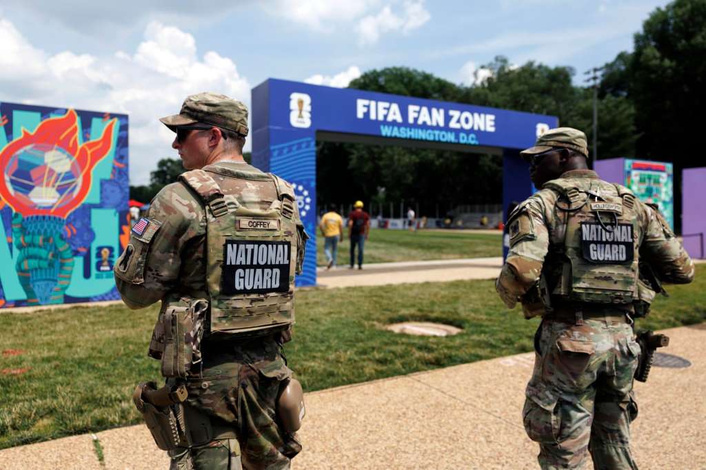 WASHINGTON (United States), 11/06/2026.- National Guardsmen watch as fans arrive to watch Mexico vs South Africa at a World Cup 2026 Fan Zone on the National Mall in Washington, DC, USA, 11 June 2026. Mexico vs South Africa is the opening game of the FIFA World Cup 2026 which will run from 11 June to 19 July 2026, hosted by three nations: the United States, Mexico and Canada. (Sudáfrica, Estados Unidos) EFE/EPA/WILL OLIVER