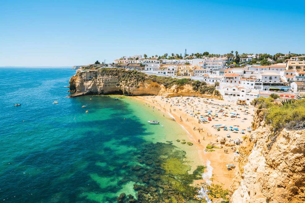 El Algarve, una región de Portugal, es un destino turístico popular por sus playas, acantilados y belleza natural. Además, es un destino económico para los viajeros.