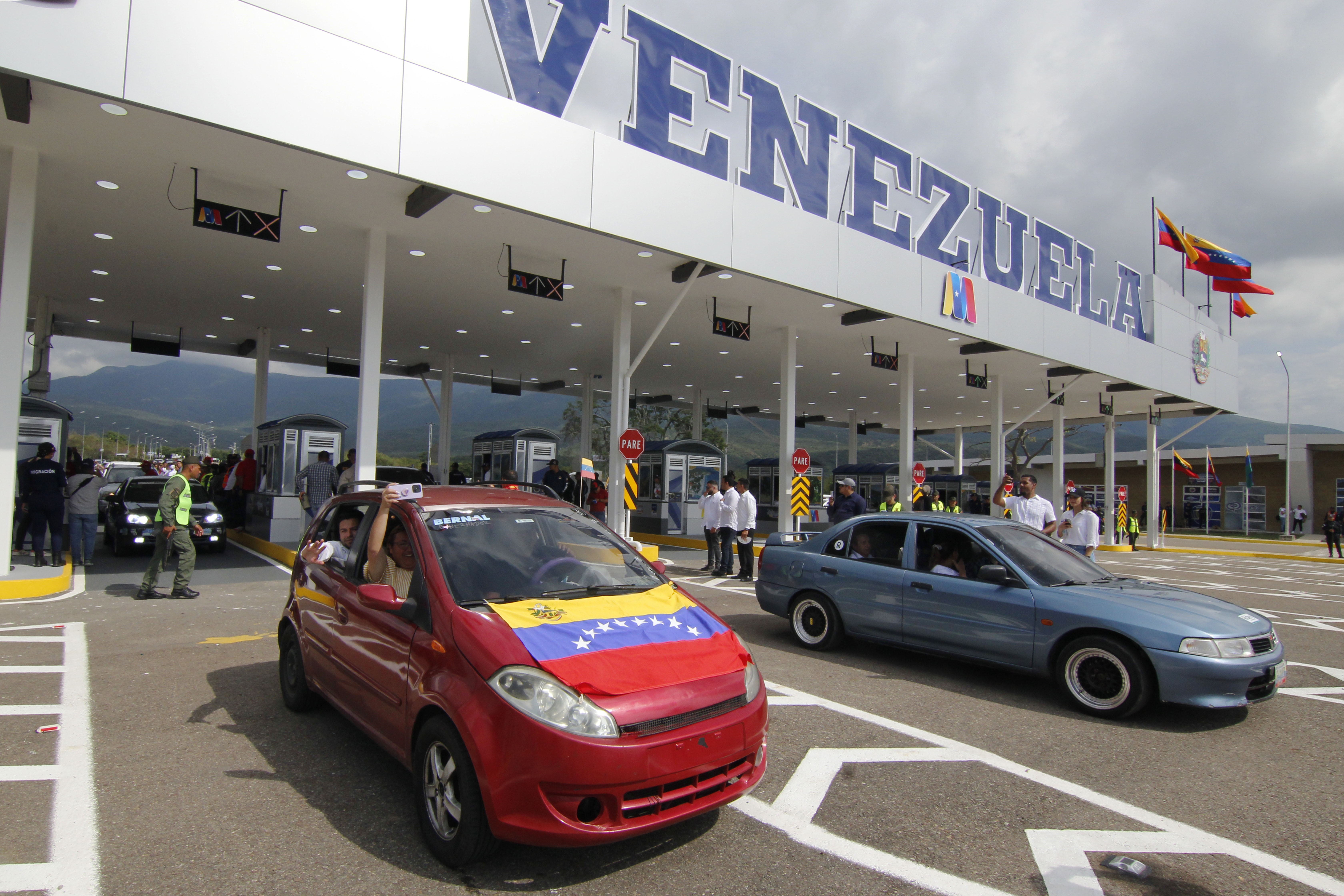 AME3760. CÚCUTA (COLOMBIA), 01/01/2023.- Vehículos recorren hoy el puente binacional Atanasio Girardot, que une a las poblaciones de Cúcuta (Colombia) y Tienditas (Venezuela). Los gobiernos de Colombia y Venezuela pusieron en operación este 1 de enero el puente binacional Atanasio Girardot, también conocido como "Tienditas", que comunica al departamento de Norte de Santander con el estado del Táchira, lo que supone un paso más en la normalización de sus relaciones. EFE/ Mario Caicedo