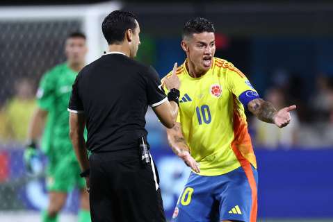El fuerte regaño de Lorenzo a James cuando casi se hace expulsar contra Uruguay