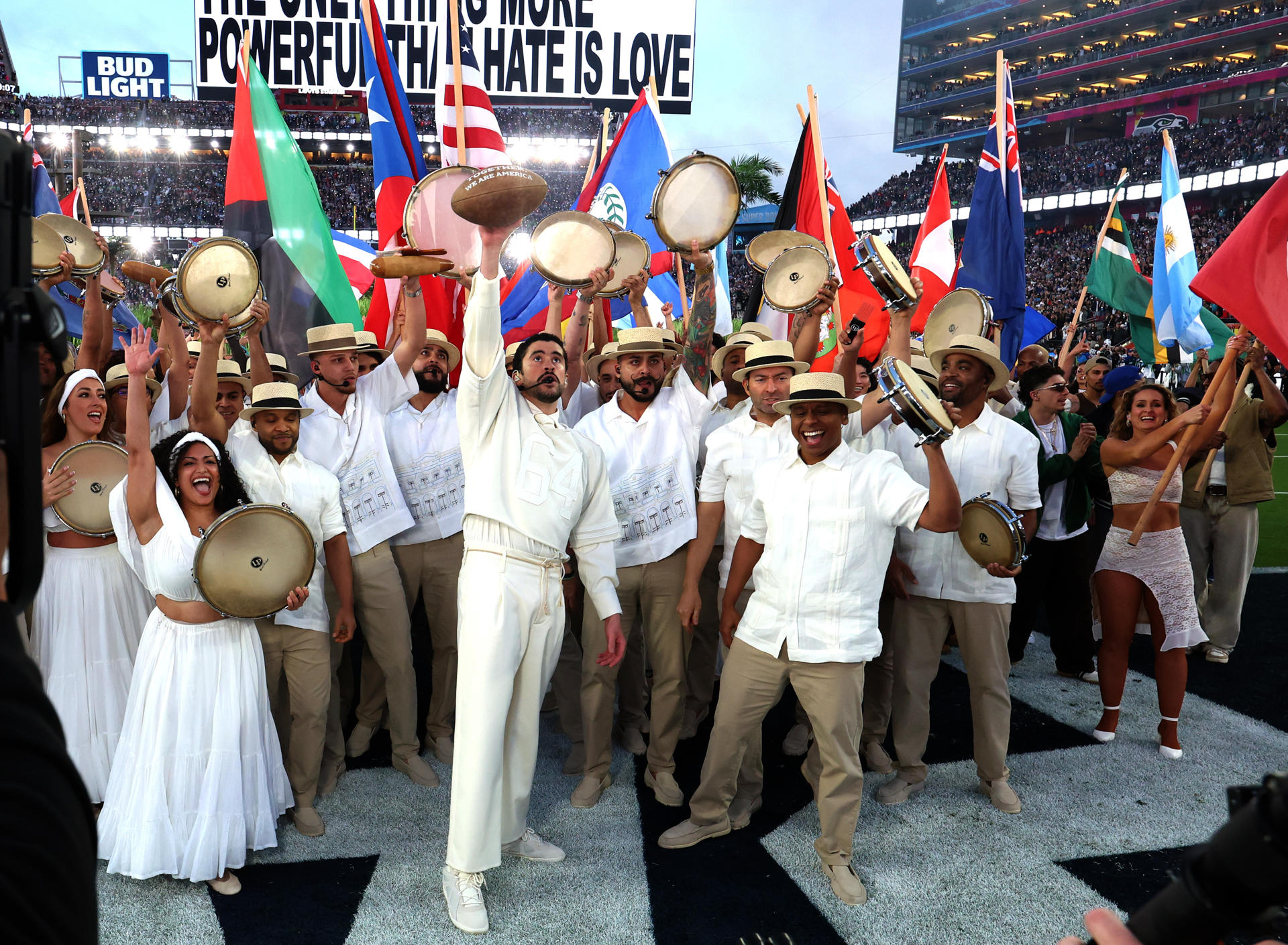 SANTA CLARA (ESTADOS UNIDOS), 09/02/2026.-, El cantante puertorriqueño Bad Bunny durante su actuación en el descanso del Super Bowl en Santa Clara, California, Estados Unidos. El conjunto blanco con el que la estrella puertorriqueña Bad Bunny actuó en el descanso del Super Bowl fue diseñado por la marca española Zara, según informó este domingo la revista Vogue. EFE/Acoustyle / SOLO USO EDITORIAL/SOLO DISPONIBLE PARA ILUSTRAR LA NOTICIA QUE ACOMPAÑA (CRÉDITO OBLIGATORIO)