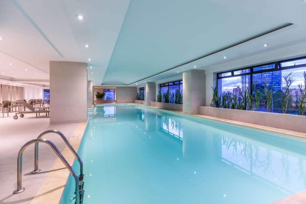 Piscina hotel NH Collection Bogotá Teleport Royal.