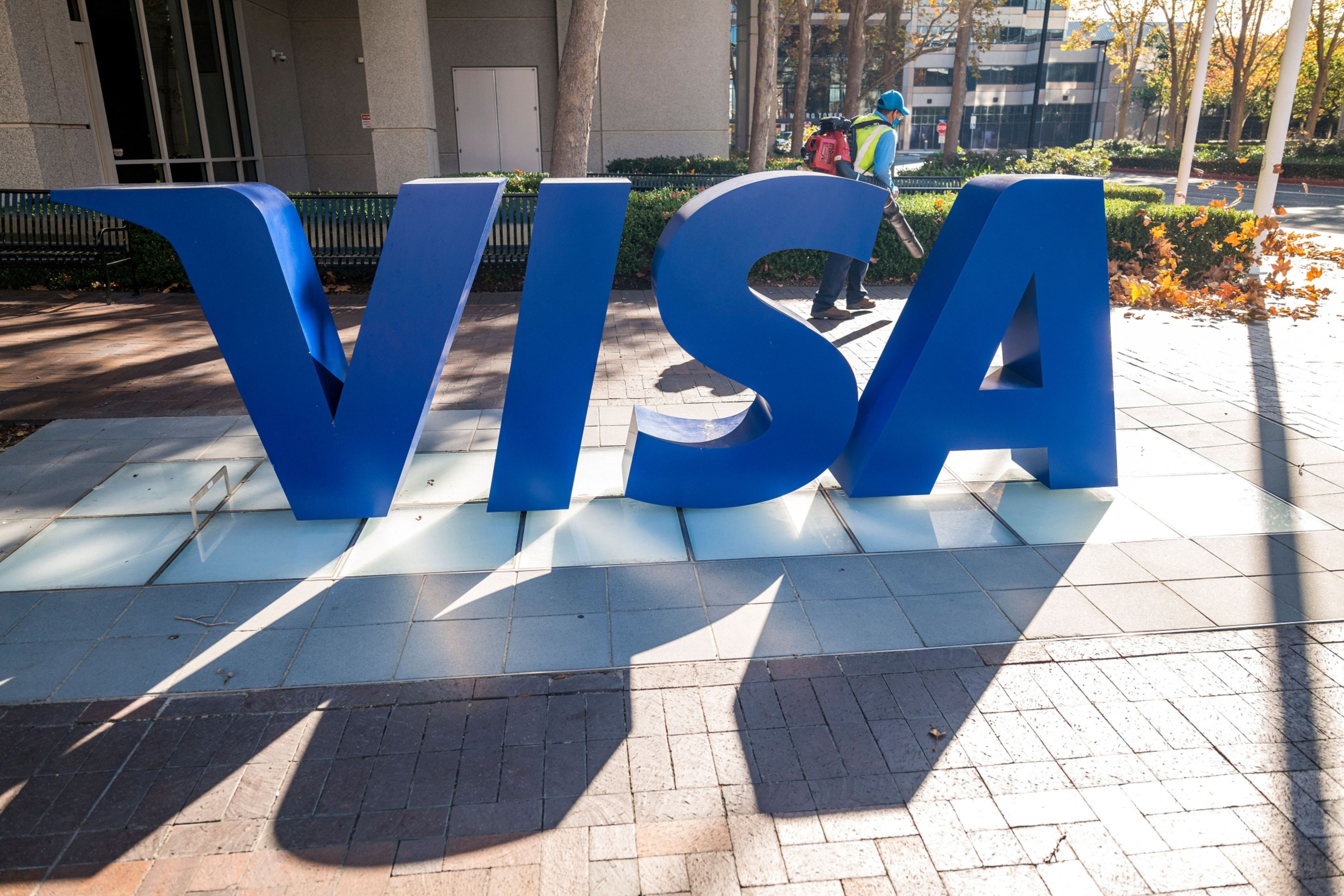 Fotografía del logo de VISA en sus oficinas.