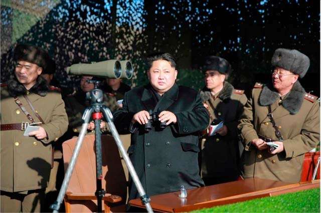 El líder norcoreano Kim Jong-un observa un concurso de artillería militar en Corea del Norte. / Efe