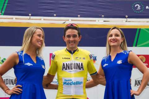Óscar Sevilla no suelta el liderato del Clásico RCN