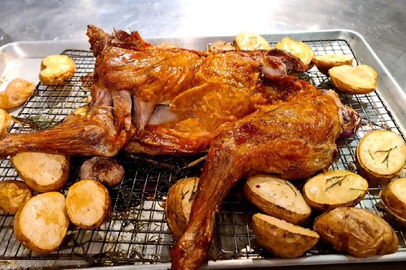 El secreto es asar el cordero en un horno precalentado a 325º C y cada 20 o 30 minutos humedecerlo con una brocha y aguasal, hasta que quede asado al punto que queremos. / Cortesía: Harry Sasson