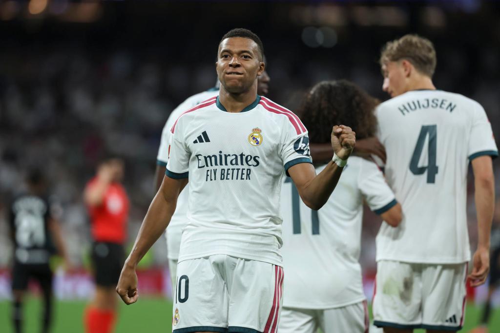 MADRID, 26/08/2026.- El delantero francés del Real Madrid Kylian Mbappé celebra su segundo gol durante el encuentro correspondiente a la primera jornada de LaLiga que Real Madrid y Real Sociedad disputan este miércoles en el Santiago Bernabéu, en Madrid. EFE/ Kiko Huesca