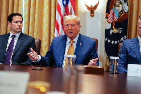 Trump puede reanudar los despidos masivos de empleados federales: Corte Suprema