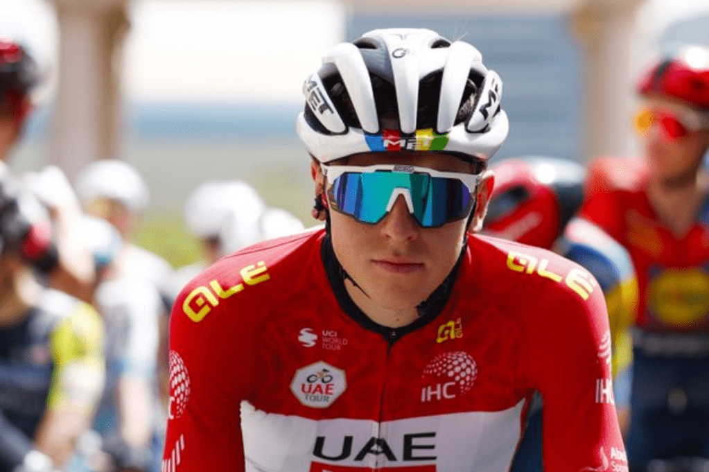 Tadej Pogacar, con la camiseta de líder en el Tour UAE.