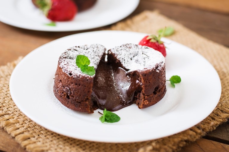 Esta es la receta para preparar un volcán de chocolate